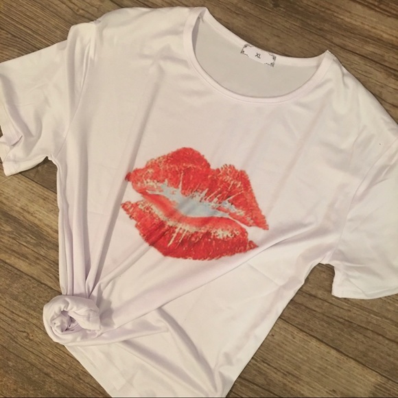 💋SEALED WITH A KISS LIP OR KISS PRINT GRAPHIC TEE NEW‎ - Picture 3 of 8